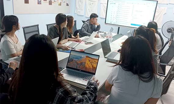 कंपनी की एक महत्वपूर्ण आंतरिक बैठक